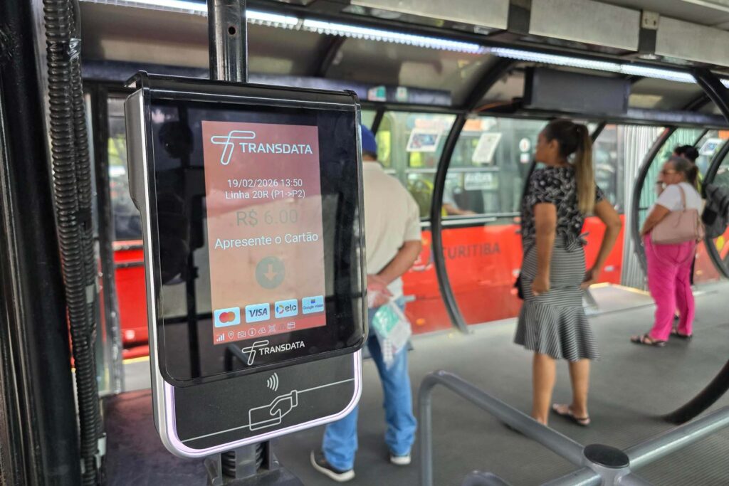 Validador usado para pagamento da tarifa de ônibus por aproximação com cartões de débito e crédito