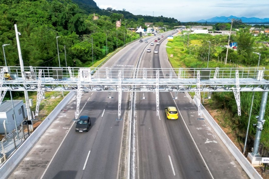 Pórtico de cobrança de pedágio free flow em rodovia pedagiada
