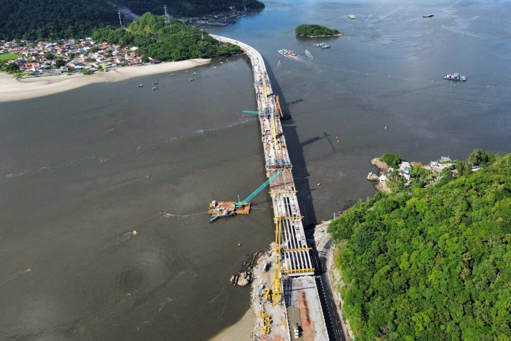 Vista aérea do avanço da construção da Ponte de Guaratuba