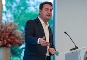 Ratinho Junior, governador do Paraná, fala ao microfone durante evento em São Paulo