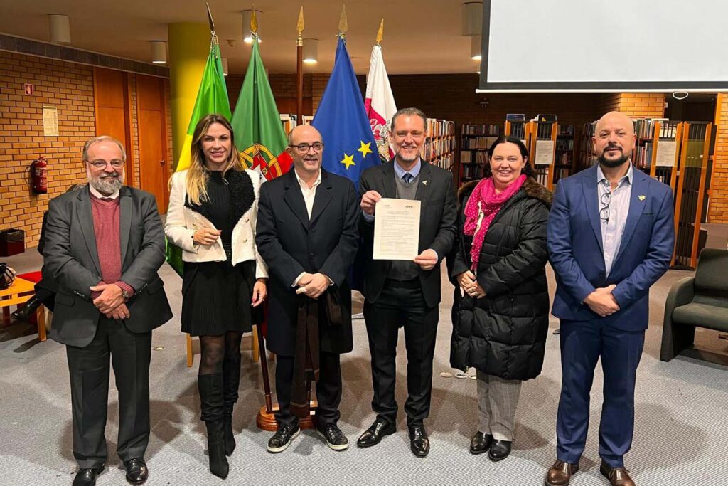 Em Portugal, os reitores das universidades paranaenses exibem a parceria de dupla diplomação