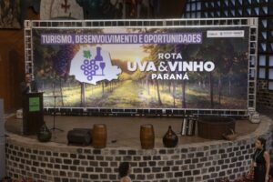 Palco de lançamento da Rota Uva & Vinho, no Memorial de Curitiba