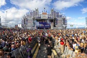 Público assiste ao show de Gusttavo Lima, no Verão Maior Paraná, em Matinhos