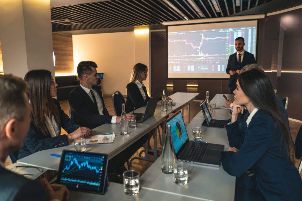 Executivo faz apresentação de seus resultados em uma tela