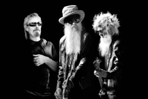 Banda ZZ Top com seus instrumentos em foto de divulgação