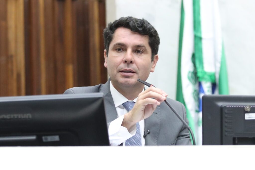 Alexandre Curi, presidente da Assembleia Legislativa do Paraná, preside sessão solene da Casa