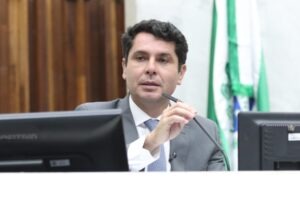 Alexandre Curi, presidente da Assembleia Legislativa do Paraná, preside sessão solene da Casa