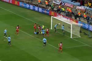 Atacante Luis Suarez, do Uruguai, usa as mãos para impedir o gol de Gana durante jogo das quartas de final da Copa do Mundo de 2010, na África do Sul