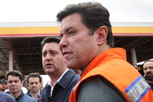 O secretário das Cidades, Guto Silva, em primeiro plano com o governador Ratinho Junior em segundo plano