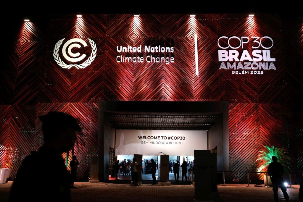 O portão de entrada de um dos pavilhões onde foi realizada a COP30 Belém
