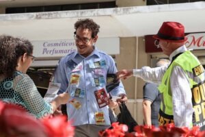 Artista Elilson caminha por Curitiba coletando panfletos para sua camisa