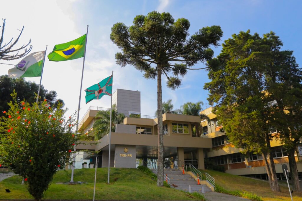 A fachada do Tribunal Regional Eleitoral (TRE-PR), em Curitiba