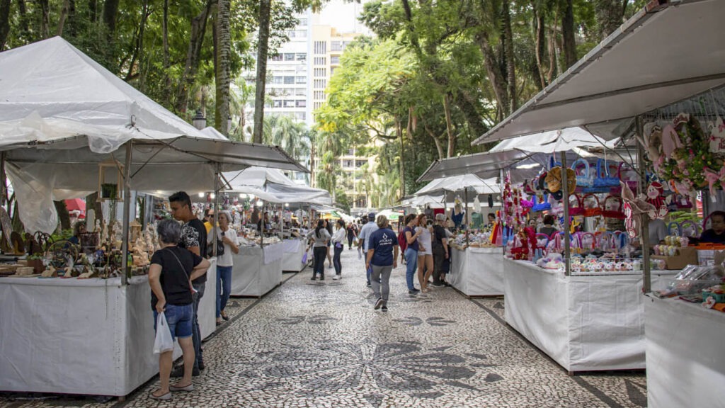 Pessoas transitam pela Praça Osório durante uma das feiras de Páscoa de Curitiba