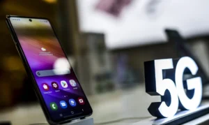 Celular à venda em uma loja ao lado de um símbolo sobre o sistema 5G