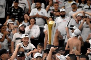 Jogadores do Operário levantam o troféu do Campeonato Paranaense em frente à sua torcida no Estádio do Café