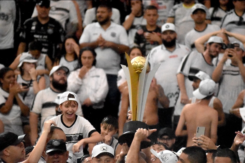 Jogadores do Operário levantam o troféu do Campeonato Paranaense em frente à sua torcida no Estádio do Café
