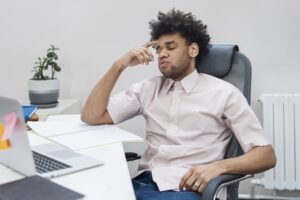 Funcionário desestimulado em escritório de empresa