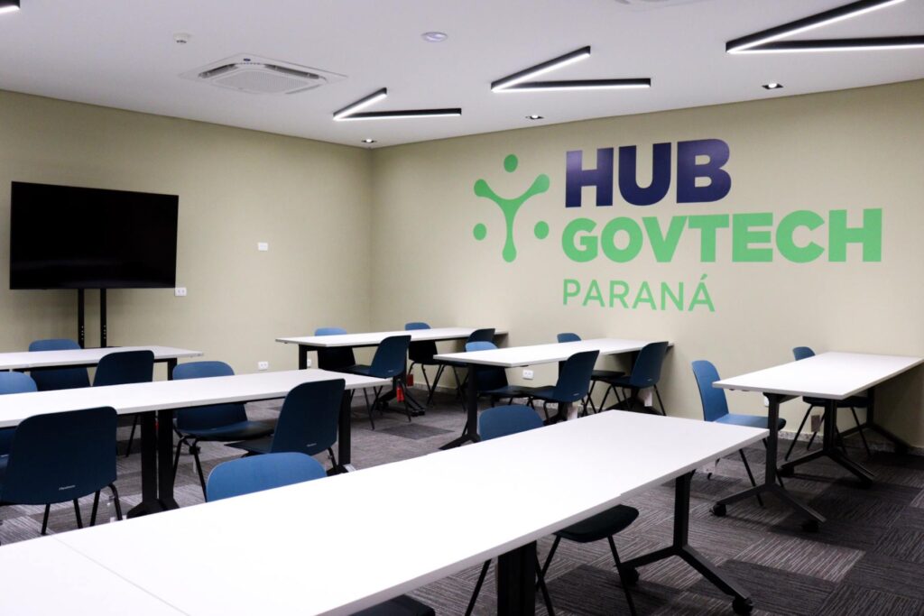 Sala na sede do Hub GovTech Paraná em Curitiba