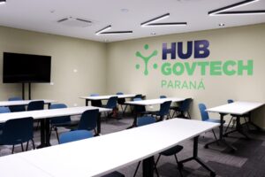 Sala na sede do Hub GovTech Paraná em Curitiba