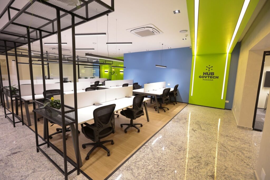Mesas e cadeiras na sede do Hub GovTech do Paraná