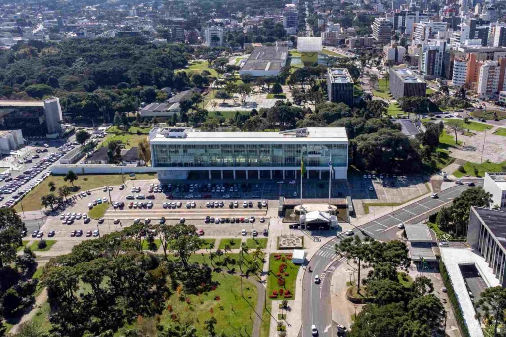 Drone mostra uma visão aérea do Palácio Iguaçu, sede do Governo do Paraná