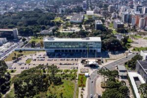 Drone mostra uma visão aérea do Palácio Iguaçu, sede do Governo do Paraná