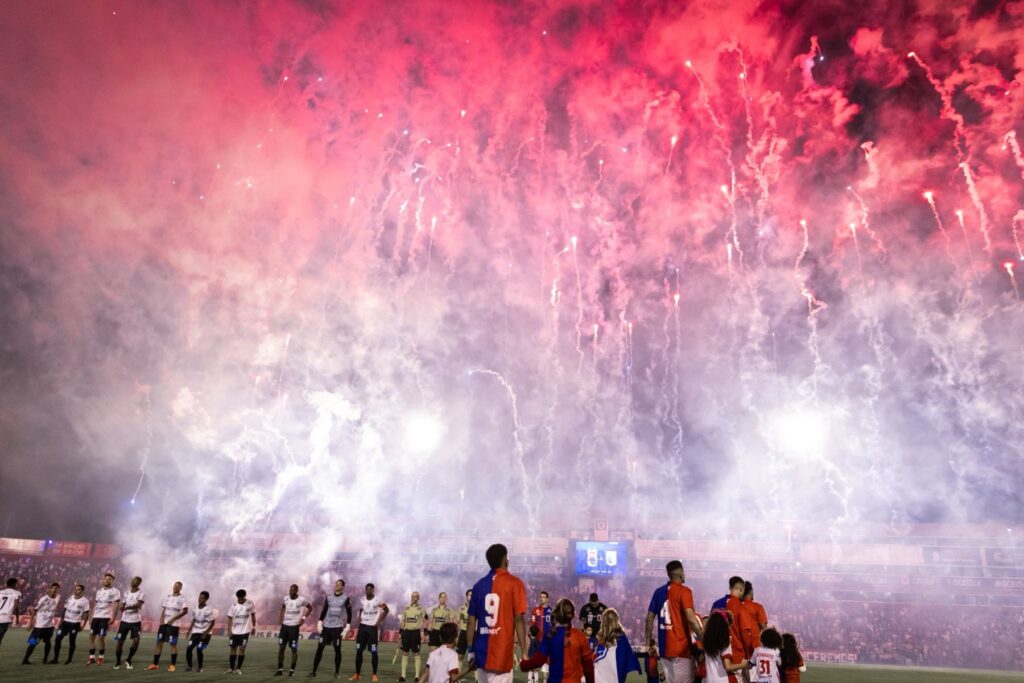 Torcida do Paraná clube faz a festa na Vila Capanema