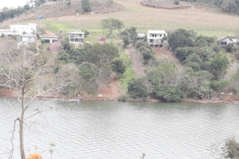 Casas a beira de um lago