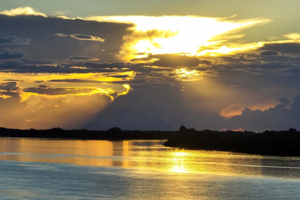 Paissagem de sol e calor em meio a nuvens carregadas de chuva