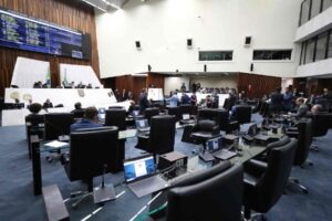 Visão lateral do plenário da Assembleia Legislativa do Paraná durante sessão