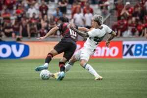 Jogadores de Athletico e Coritiba disputam uma jogada no clássico entre os times, disputado na Arena da Baixada