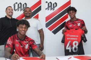 Montagem de fotos retratando a assinatura da renovação de contrato do jogador Bruninho com o Athletico