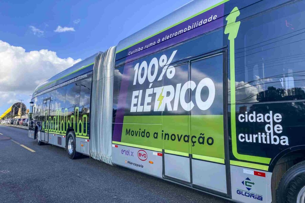 Ônibus elétrico em teste por uma canaleta em Curitiba
