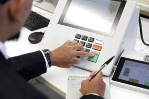 Homem programa uma urna eletrônica, do modelo que será usado nas eleições 2026