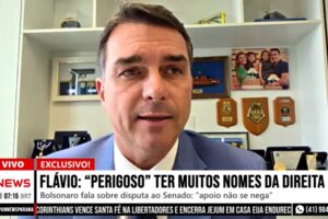 Flávio Bolsonaro na biblioteca de sua casa durante entrevista online para o Jornal da Manhã da Jovem Pan News