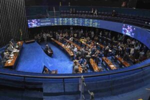 Vista lateral do plenário do Senado Federal durante sessão deliberativa