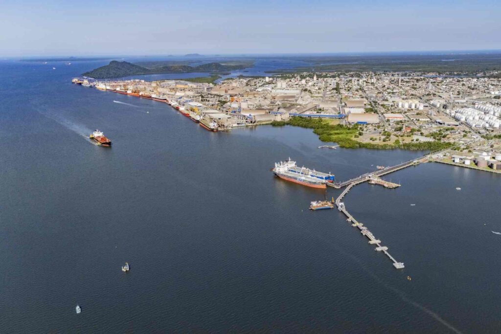 Vistas aérea de um terminal do Porto de Paranaguá