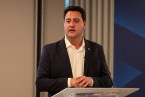 Governador Ratinho Junior fala para uma plateia