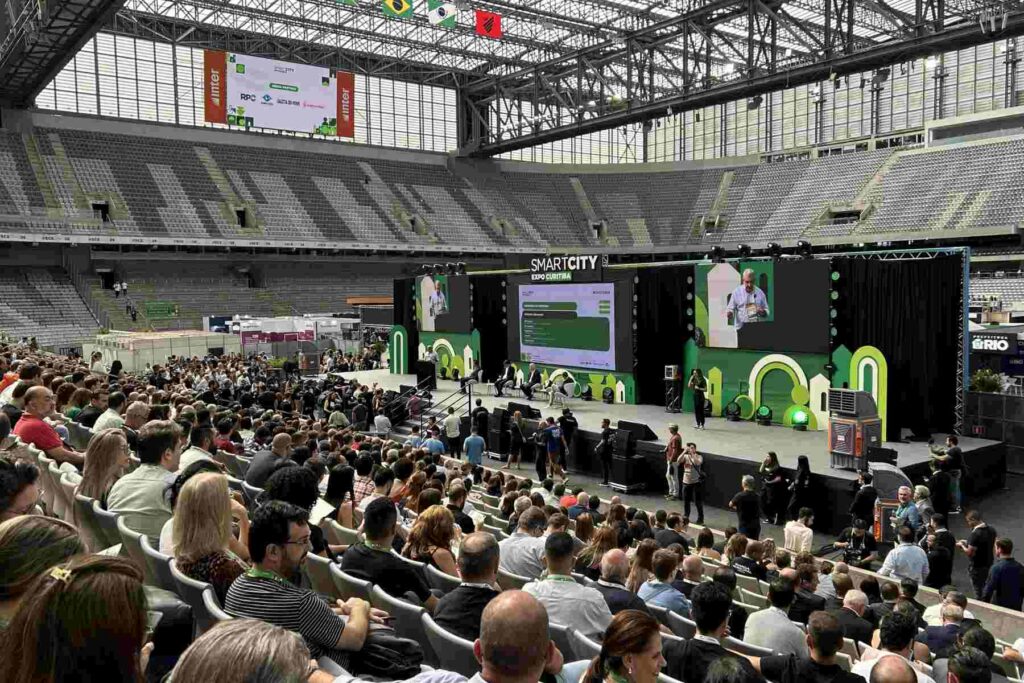 Plateia acompanha uma palestra durante o evento Smart City Curitiba, realizado na Arena da Baixada