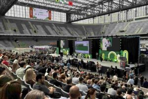 Plateia acompanha uma palestra durante o evento Smart City Curitiba, realizado na Arena da Baixada