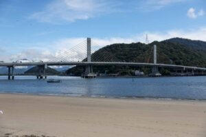 Ponte de Guaratuba vista de uma das prainhas da baía